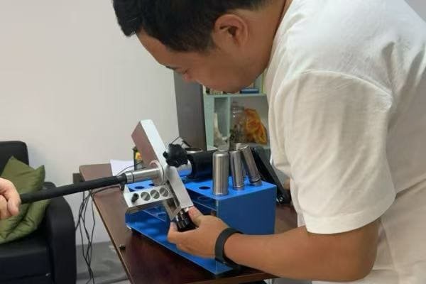 Step-by-step hose skiving machine operation